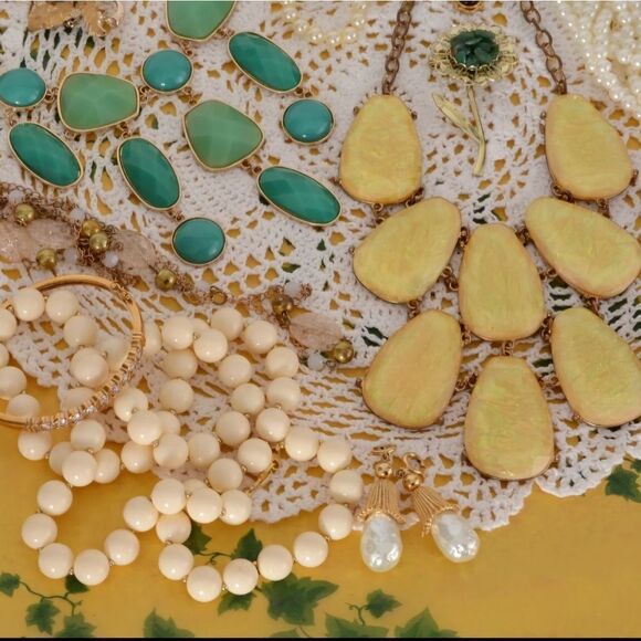 Vintage to Modern WEARABLE Costume Jewelry 20+ Trifari, P, and Japan - Picture 3 of 5